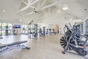 24/7 Expansive fitness center